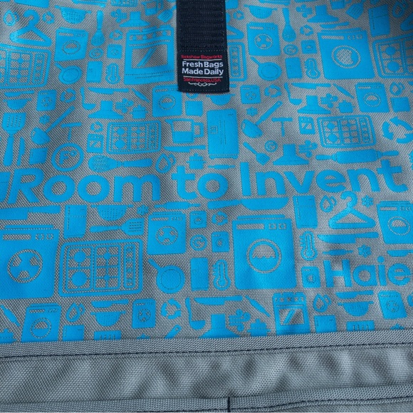 Rickshaw Large Zero Messenger Bag - Grey with Blue Inside - Picture 7 of 16